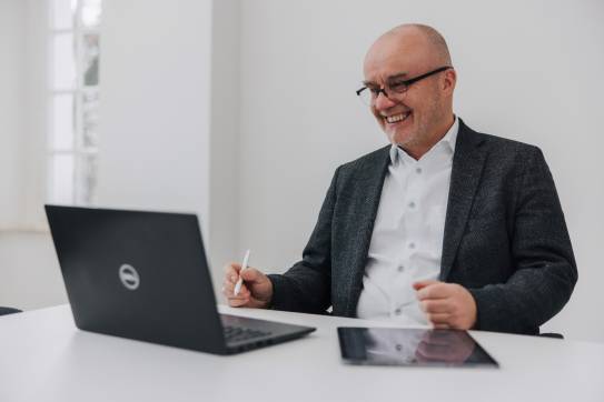 Michael Kersten am Laptop