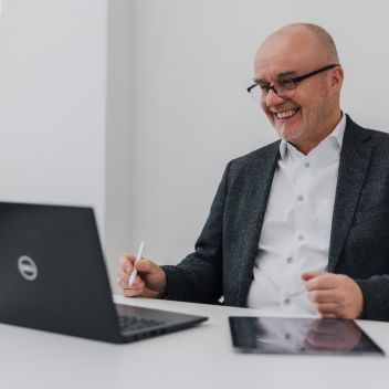 Michael Kersten am Laptop