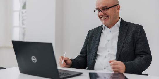 Michael Kersten am Laptop