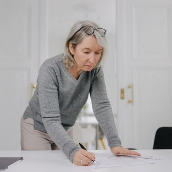 Claudia Kersten am Schreibtisch