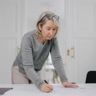 Claudia Kersten am Schreibtisch
