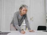 Claudia Kersten am Schreibtisch