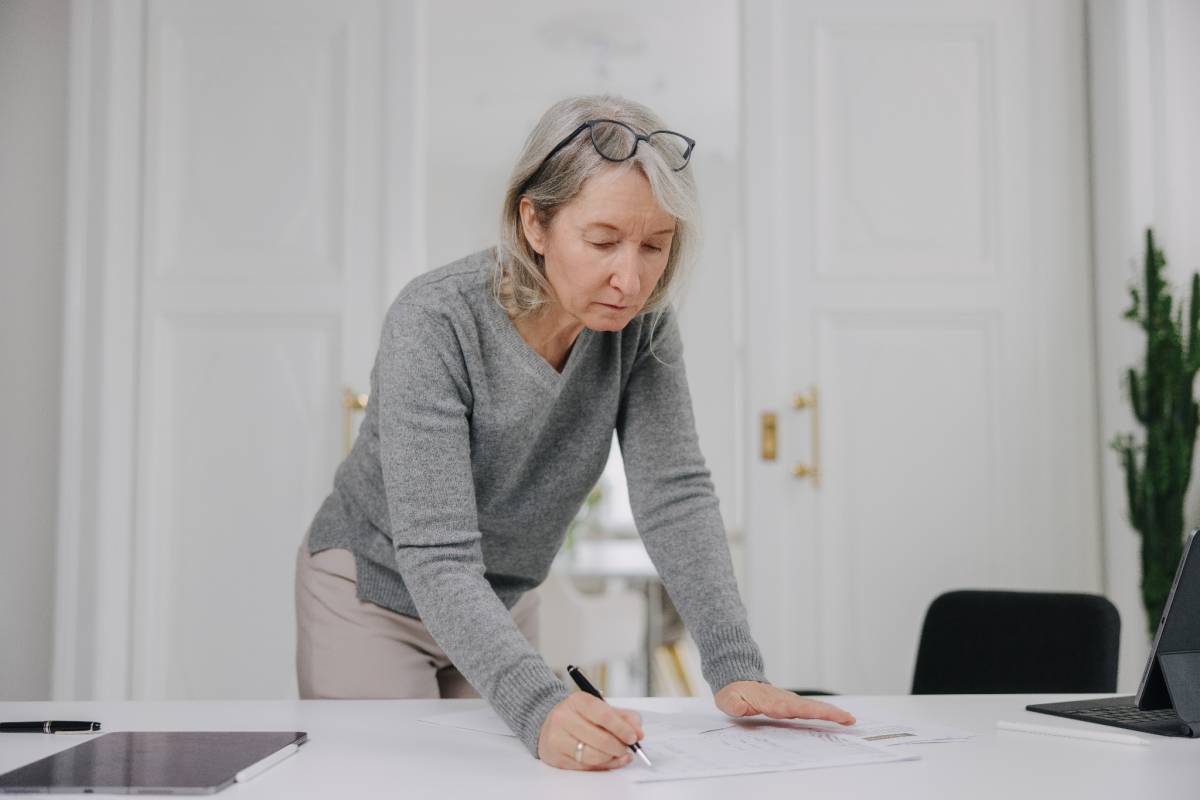 Claudia Kersten am Schreibtisch