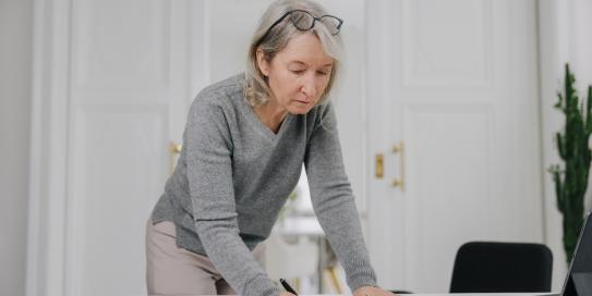 Claudia Kersten am Schreibtisch