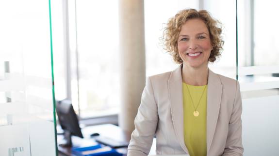 Junge Frau lacht in die Kamera