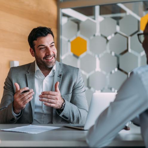 Berater erklärt Kunden etwas