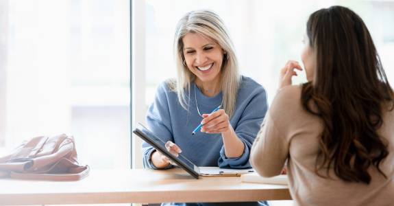 Beraterin und Kundin im Gespräch