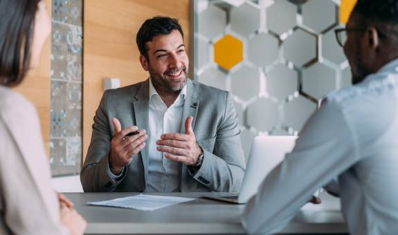 Berater erklärt Kunden etwas