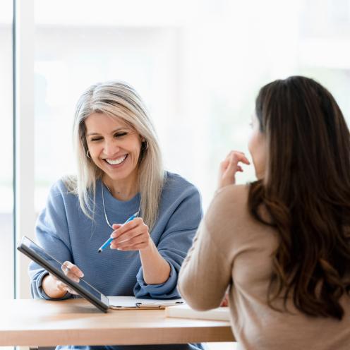 Beraterin und Kundin im Gespräch